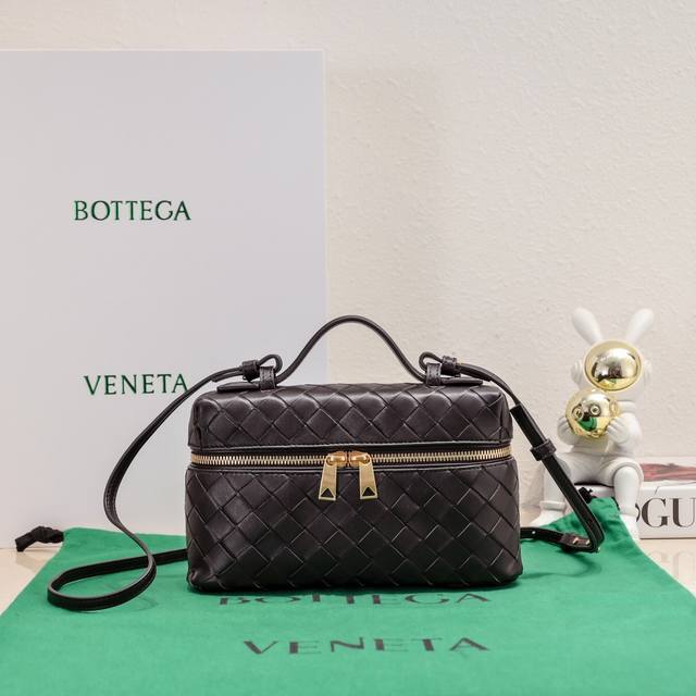 Bottega Veneta 24春夏编织拉链斜挎包 一款可以做化妆 的斜挎 精致的编织，小巧的包身，是即将到来的夏天必不可少的穿搭点缀，双拉链也更好的保护了 - 点击图像关闭