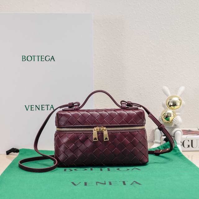 Bottega Veneta 24春夏编织拉链斜挎包 一款可以做化妆包的斜挎包包，精致的编织，小巧的包身，是即将到来的夏天必不可少的穿搭点缀，双拉链也更好的保护 - 点击图像关闭