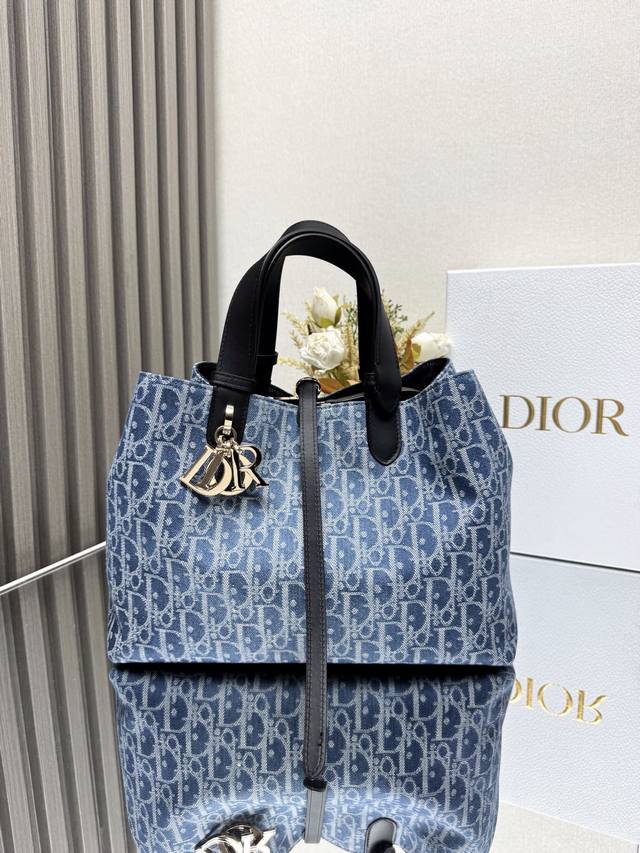 顶级原单 中号 Toujours 牛仔蓝布 手袋 这款 Dior Toujours 手袋休闲实用，别具一格。采用蓝色 Denim Dior Oblique 提花