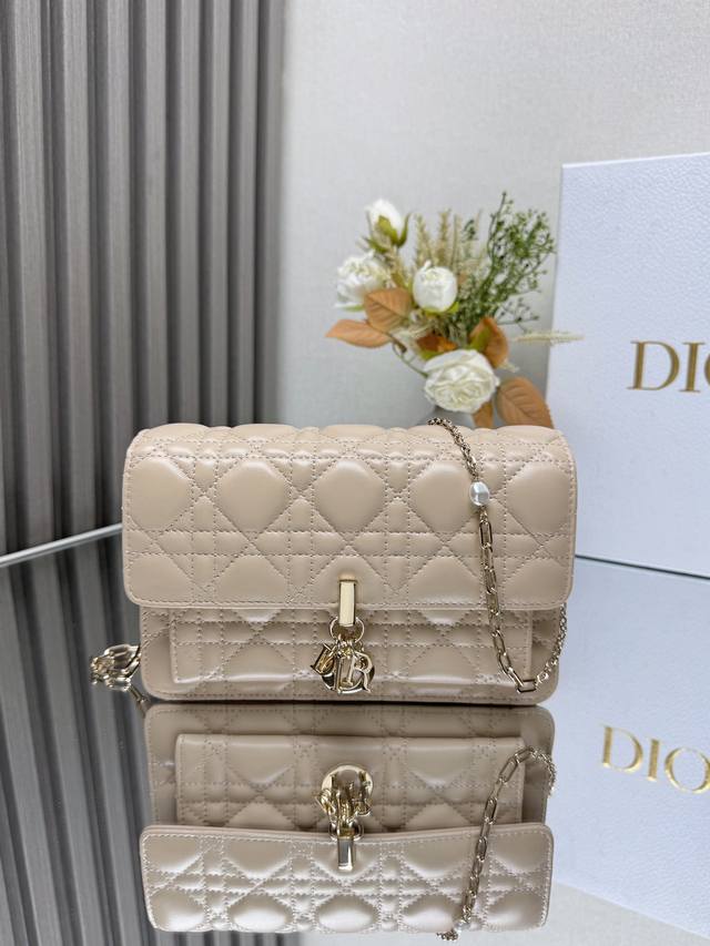 顶级原单 Dior新款 这款 Lady Dior 手拿包设计精巧，空间宽敞。采用白色羊皮革精心制作，饰以藤格纹缉面线，点缀以“D.I.O.R.”吊饰，彰显时尚经 - 点击图像关闭