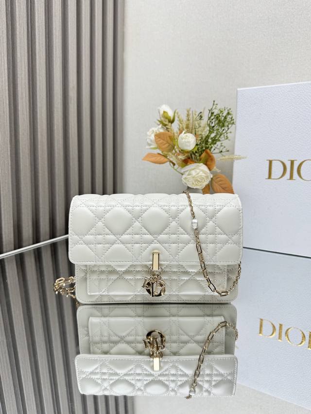 顶级原单 Dior新款 这款 Lady Dior 手拿包设计精巧，空间宽敞。采用白色羊皮革精心制作，饰以藤格纹缉面线，点缀以“D.I.O.R.”吊饰，彰显时尚经 - 点击图像关闭