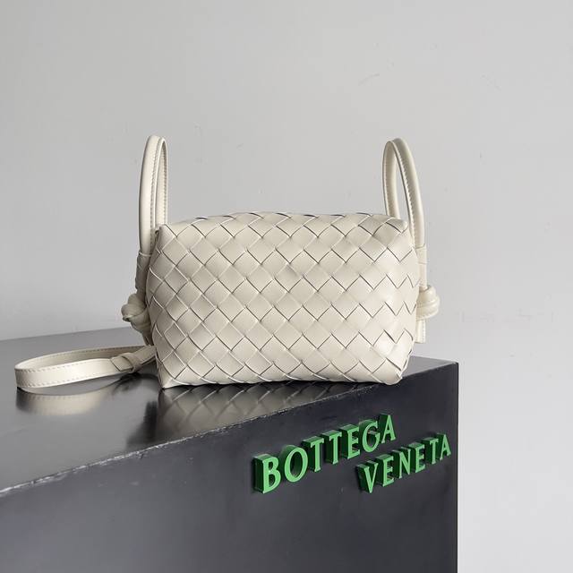 Bottega Veneta 2024新款loop来啦！！喜欢bv家的女孩子很多都拥有过loop这一款包包吧，简约的外观，经典的编织，小巧轻便的包型，这一次的创 - 点击图像关闭