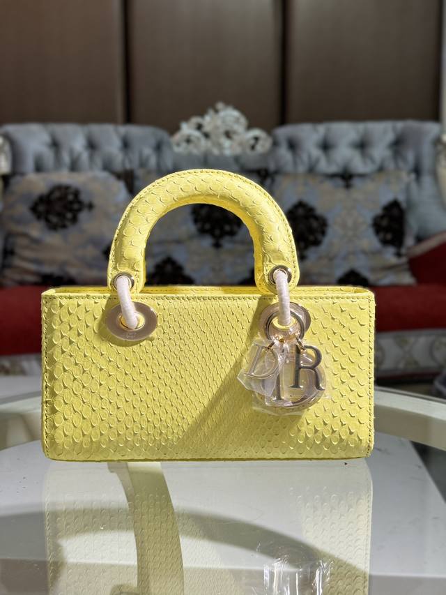 Lady Dior 进口蟒蛇皮，搭配金色五金 搭配一条可拆卸的链条肩带和一条可调节、可手提或斜挎，是日常造型的理想之选。 尺寸22Cmx13Cmx4Cm