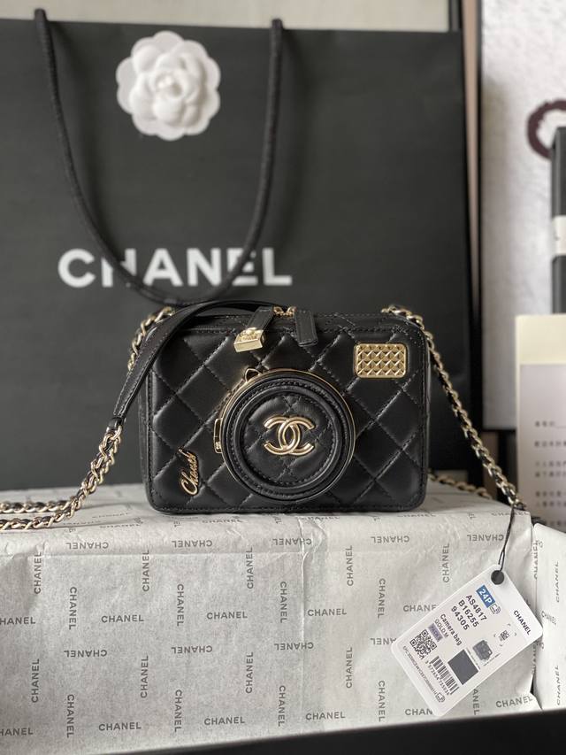 Chanel24Ss相机包 越看越精致呀？ 新季度的相机链条包真的就是相机” 啦～镜头拆开是 镜 一精致小巧包身容量还蛮大哒 款号as4817 尺寸11.5-1