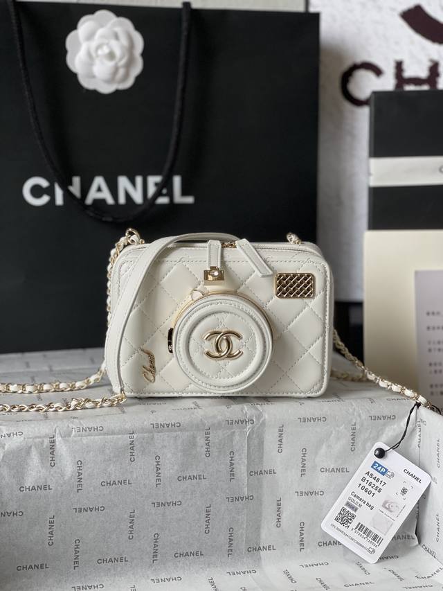 Chanel24Ss相机包 越看越精致呀？ 新季度的相机链条包真的就是相机” 啦～镜头拆开是 镜 一精致小巧包身容量还蛮大哒 款号as4817 尺寸11.5-1