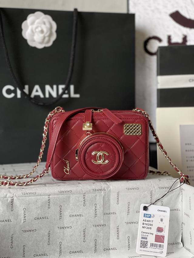 Chanel24Ss相机包 越看越精致呀？ 新季度的相机链条包真的就是相机” 啦～镜头拆开是 一面小化妆镜哟一精致小巧包身容量还蛮大哒 款号as4817 尺寸1