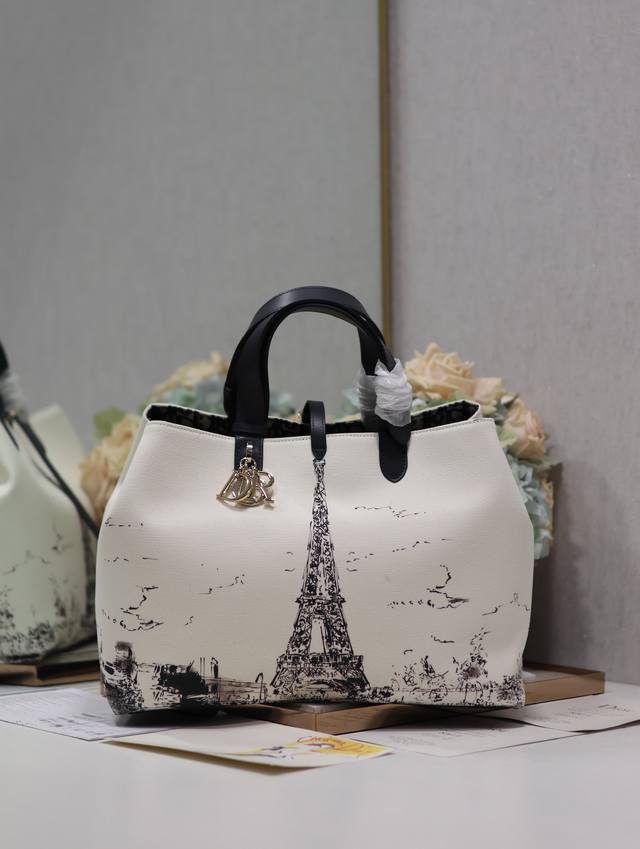 正品级，高版本 大号 Dior Toujours 巴黎铁塔 手袋 这款 Dior Toujours 手袋于二零二四春夏系列发布秀精彩亮相，休闲实用的设计别具一格