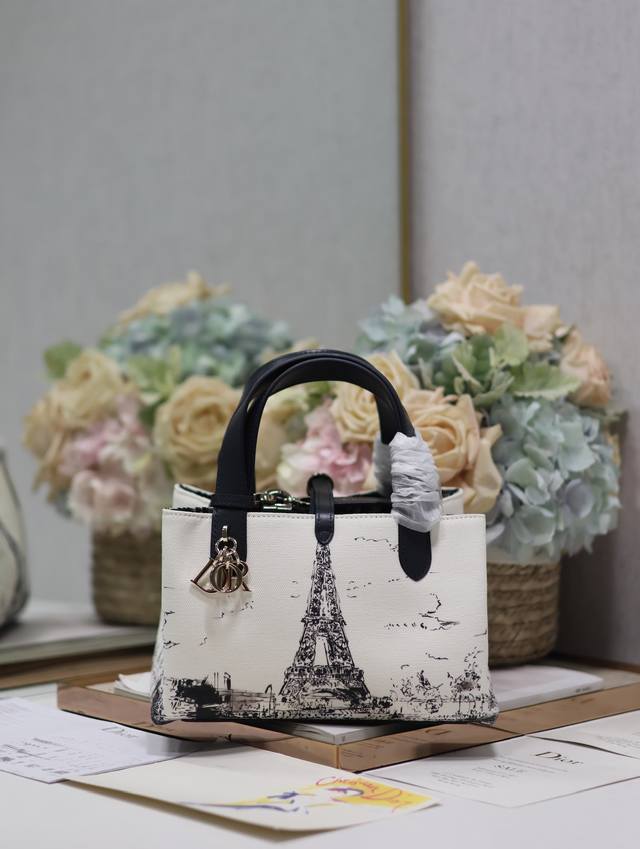 正品级，高版本 小号 Dior Toujours 巴黎铁塔手袋# 这款dior Toujours 手袋于二零二四春夏系列发布秀精彩亮相,休闲实用的设计别具一格.