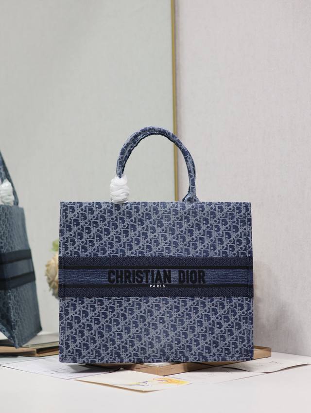 正品级，高版本 牛仔蓝d大号 Dior Book Tote 购物袋 这款book Tote手袋灵感来自女装创意总监玛丽亚 嘉茜娅 蔻丽 Maria Grazia