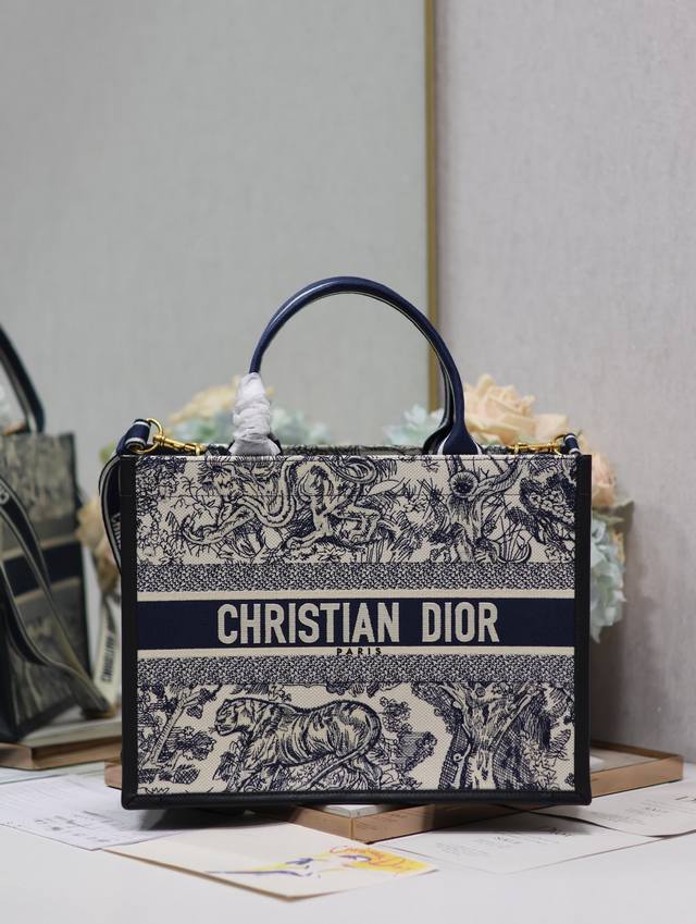 正品级 皮拼蓝虎配肩带 中号 Dior Book Tote 购物袋 这款book Tote手袋灵感来自女装创意总监玛丽亚 嘉茜娅 蔻丽 Maria Grazia