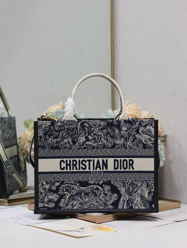 正品级 皮拼新蓝虎配肩带 中号 Dior Book Tote 购物袋 这款book Tote手袋灵感来自女装创意总监玛丽亚 嘉茜娅 蔻丽 Maria Grazi