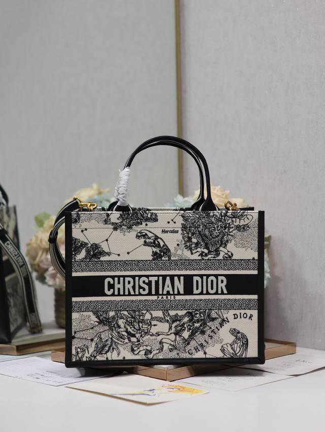 正品级 皮拼奶白星座配肩带 中号 Dior Book Tote 购物袋 这款book Tote手袋灵感来自女装创意总监玛丽亚 嘉茜娅 蔻丽 Maria Graz