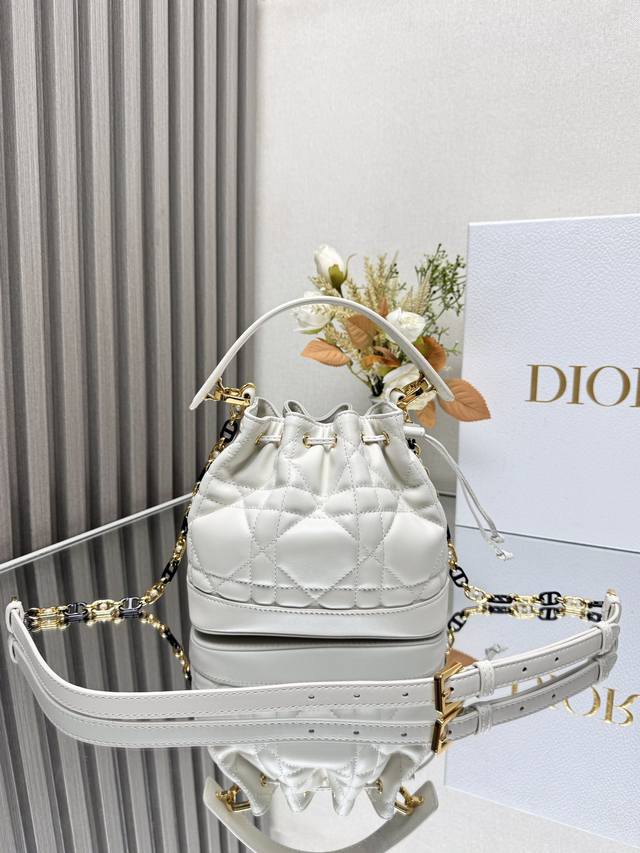 正品级，高版本 这款 新款dior Jolie 水桶包是二零二四秋季成衣系列新品，彰显时尚风范。采用白色牛皮革精心制作，饰以超大藤格纹缉面线，搭配抽绳开合，内部