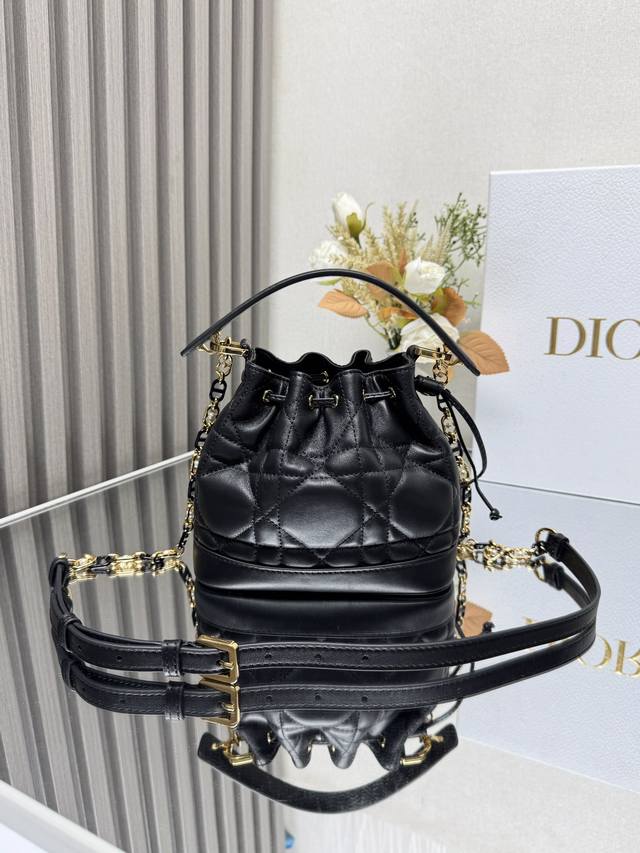 正品级 这款 新款dior Jolie 水桶包是二零二四秋季成衣系列新品，彰显时尚风范。采用黑色牛皮革精心制作，饰以超大藤格纹缉面线，搭配抽绳开合，内部空间宽敞