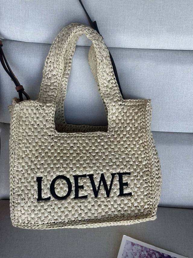 原厂皮 新品 中号酒椰纤维 Loewe Font Tote 手袋 30-20-15Cm Loewe Font Tote 是一款长方体手袋，饰有对比色 Loewe