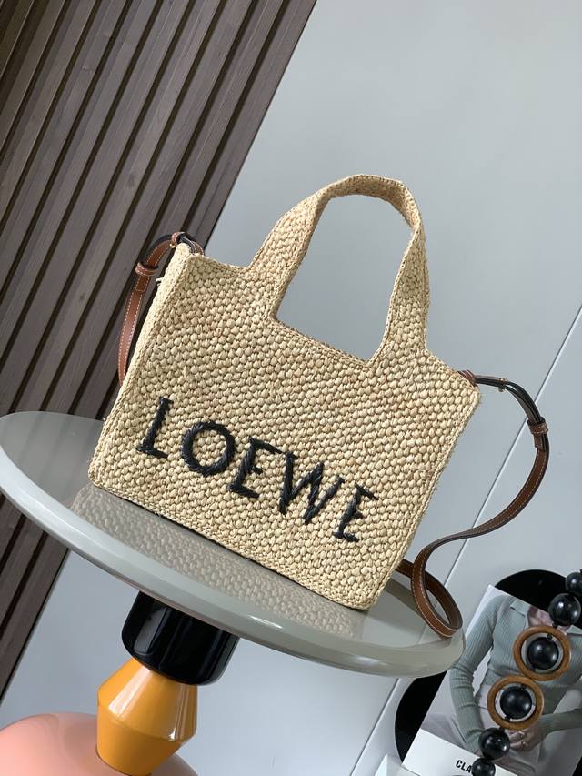 正品级 小号酒椰纤维loewe Font Tote 手袋loewe Font Tote 是一款长方体手袋，完全由酒椰纤维编织而成饰有对比色 Loewe 标志 图