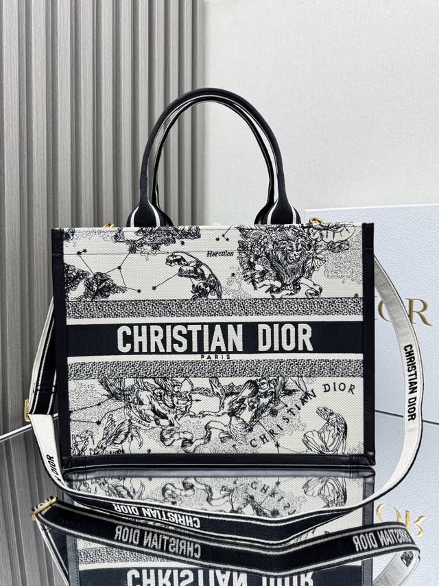 正品级，高版本 皮拼奶白星座配肩带 中号 Dior Book Tote 购物袋 这款book Tote手袋灵感来自女装创意总监玛丽亚 嘉茜娅 蔻丽 Maria - 点击图像关闭