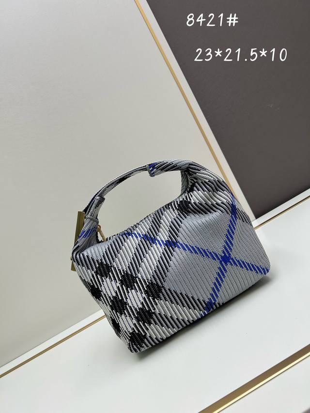 Burberry最新饭盒包 尺寸：21.5 X 10.5 X 23Cm 柔软立挺包款，于意大利针织打造，装饰 Burberry 格纹。质地轻盈，采用无内衬设计。