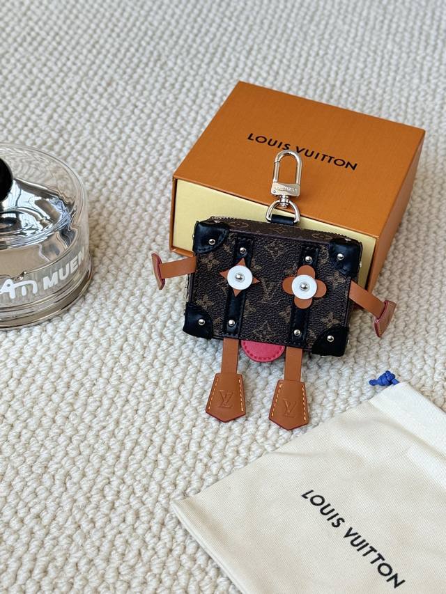 -专柜图 佩戴图 -Louis Vuitton 路易威登mister Trunk 机器人盒子包 钥匙扣 零钱包 挂件机 尺寸:10X7X4