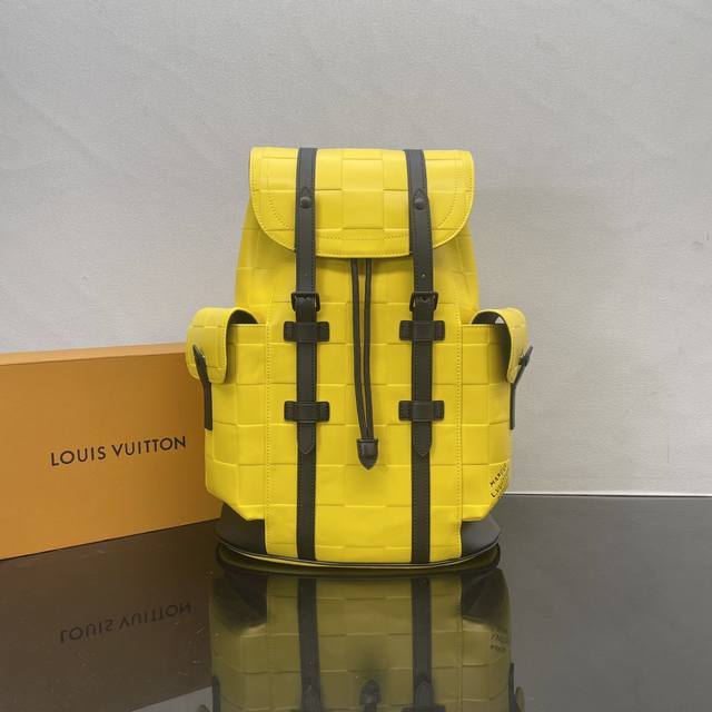 顶级原单m25016 本款 Christopher 中号双肩包选用 Pharrell Williams 创作的 Damier Scuba 牛皮革，以明丽色调彰显 - 点击图像关闭