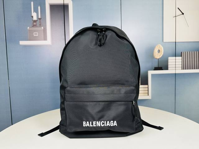 Balenciaga Fw新品 Explorer系列双肩包 17最火标识性极强的可乐双色刺绣logo设计让人过目不忘 辨识度极高logo采用高密丝线刺绣 台产古