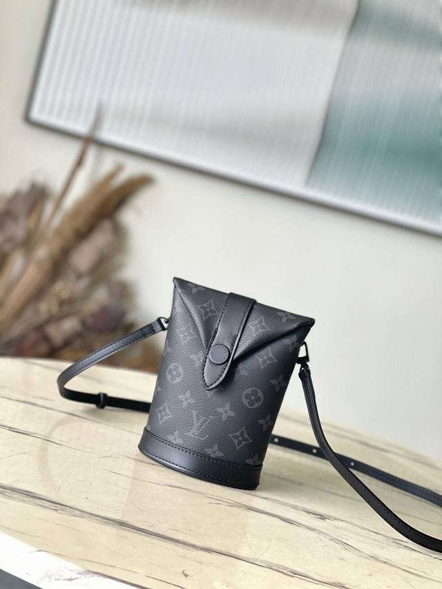 顶级原单 M11613 本款envelope Pouch手袋取材柔软monogram Eclipse帆布，以竖向线条和轻盈设计演绎经典信封式手袋的灵感启发。铭纹