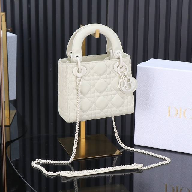 原厂皮配羊绒内里 Lady Dior 三格磨砂白色，经典款戴妃包手袋集中体现了 Dior 对典雅和美丽的深刻洞见。精心制作，以藤格纹缉面线打造醒目的绗缝细节，高