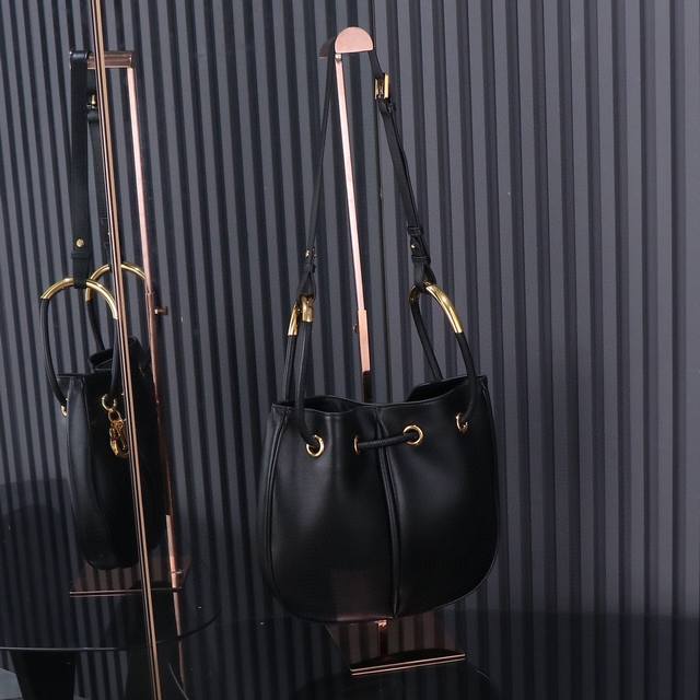 原厂级 黑色中号dior Nolita 手袋 M2312 这款 Dior Nolita 手袋是二零二四秋季成衣系列新品，以时尚高雅的廓形重新诠释 Dior 的现