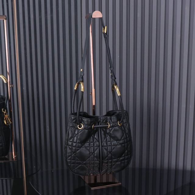 原厂级 黑色菱格中号dior Nolita 手袋 M2312 这款 Dior Nolita 手袋是二零二四秋季成衣系列新品，以时尚高雅的廓形重新诠释 Dior
