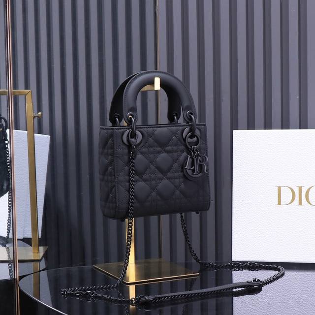 原厂级别 Lady Dior 三格磨砂黑 经典款戴妃包手袋集中体现了 Dior 对典雅和美丽的深刻洞见。精心制作，以藤格纹缉面线打造醒目的绗缝细节，高雅经典的设
