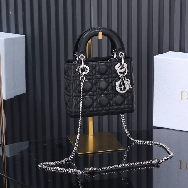 原厂皮配羊绒内里 Lady Dior 三黑色银扣，经典款戴妃包手袋集中体现了 Dior 对典雅和美丽的深刻洞见。精心制作，以藤格纹缉面线打造醒目的绗缝细节，高雅
