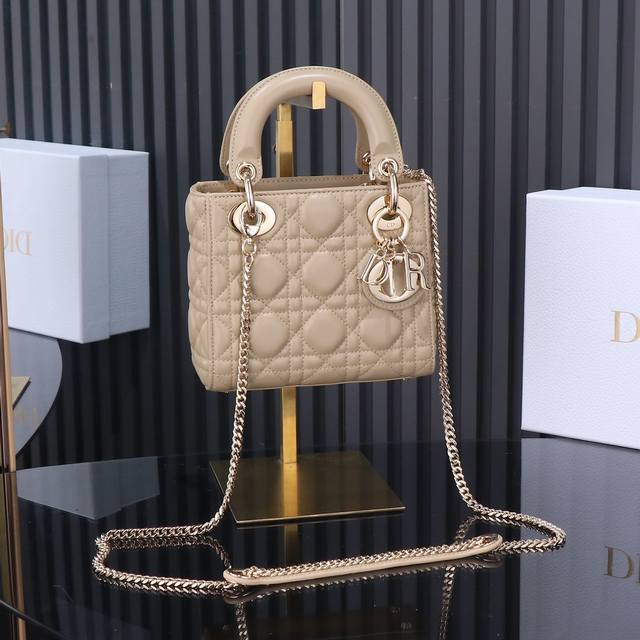 原厂皮配羊绒内里 Lady Dior 三格杏色，经典款戴妃包手袋集中体现了 Dior 对典雅和美丽的深刻洞见。精心制作，以藤格纹缉面线打造醒目的绗缝细节，高雅经