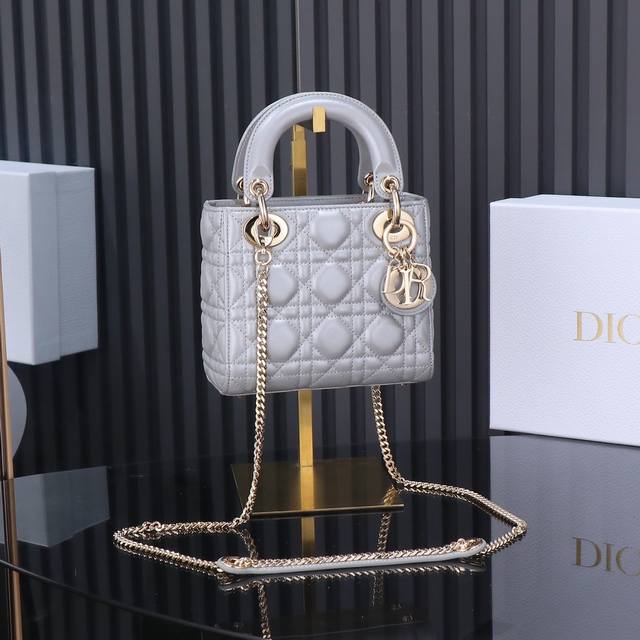原厂皮配羊绒内里 Lady Dior 三格珠光灰色，经典款戴妃包手袋集中体现了 Dior 对典雅和美丽的深刻洞见。精心制作，以藤格纹缉面线打造醒目的绗缝细节，高