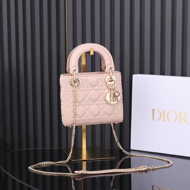 原厂皮配羊绒内里 Lady Dior 三格粉色，经典款戴妃包手袋集中体现了 Dior 对典雅和美丽的深刻洞见。精心制作，以藤格纹缉面线打造醒目的绗缝细节，高雅经