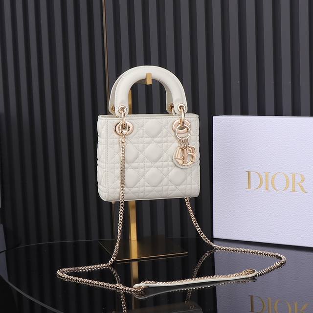 原厂皮配羊绒内里 Lady Dior 三格白色，经典款戴妃包手袋集中体现了 Dior 对典雅和美丽的深刻洞见。精心制作，以藤格纹缉面线打造醒目的绗缝细节，高雅经