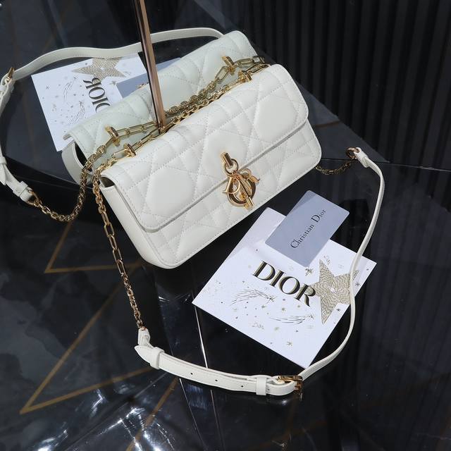 Dior迪奥 原厂级别 白色 Miss Daisy S3300 这款 Dior 手袋是二零二四秋季成衣系列新品，以优雅时尚的美学风格开启 Dio的全新系列。采用