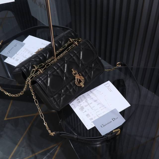 Dior迪奥 原厂级别 黑色 Miss Daisy S3300 这款 Dior 手袋是二零二四秋季成衣系列新品，以优雅时尚的美学风格开启 Dio的全新系列。采用 - 点击图像关闭