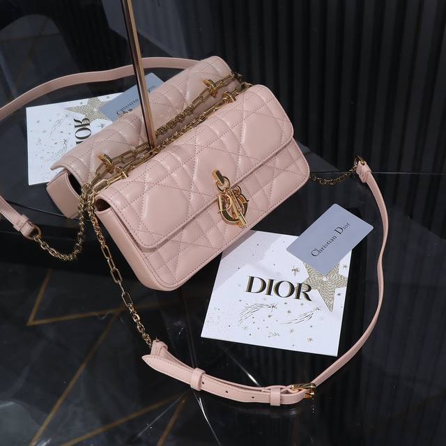 Dior迪奥 原厂级别 浅粉色 Miss Daisy S3300 这款 Dior 手袋是二零二四秋季成衣系列新品，以优雅时尚的美学风格开启 Dio的全新系列。采 - 点击图像关闭