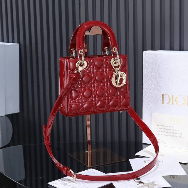 原厂皮 Lady Dior 四格樱桃红漆皮，经典款戴妃包手袋集中体现了 Dior 对典雅和美丽的深刻洞见。精心制作，以藤格纹缉面线打造醒目的绗缝细节，高雅经典的 - 点击图像关闭