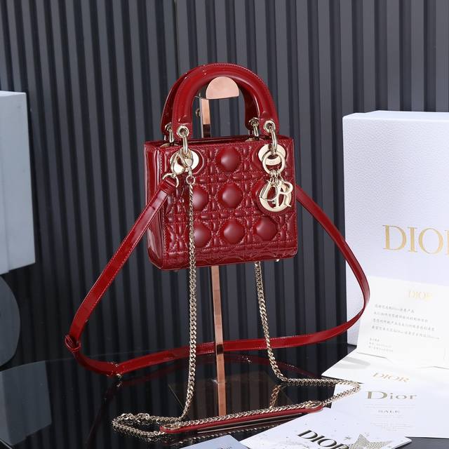 原厂皮配羊绒内里 Lady Dior 三格樱桃红漆皮，经典款戴妃包手袋集中体现了 Dior 对典雅和美丽的深刻洞见。精心制作，以藤格纹缉面线打造醒目的绗缝细节，