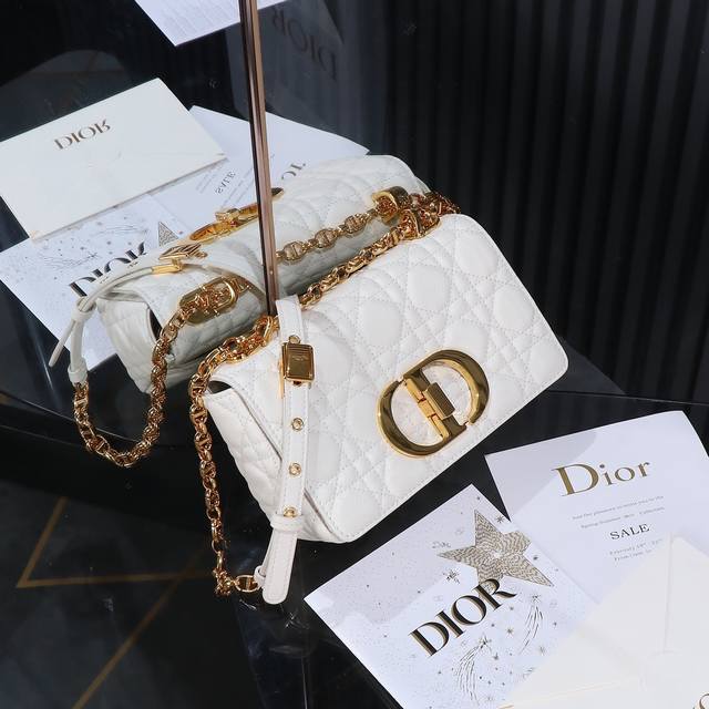 Dior Caro 原厂级别 白色 小号手袋 M9241 迪奥新款链条包令人惊艳采用象牙色牛皮革精心制作 以标志性的藤格纹针脚打造绗缝细节 材质柔软，翻盖饰以复 - 点击图像关闭