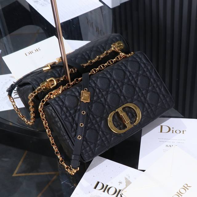 Dior Caro 原厂级别 黑色 中号手袋 M9242 迪奥新款链条包令人惊艳采用象牙色牛皮革精心制作 以标志性的藤格纹针脚打造绗缝细节 材质柔软，翻盖饰以复
