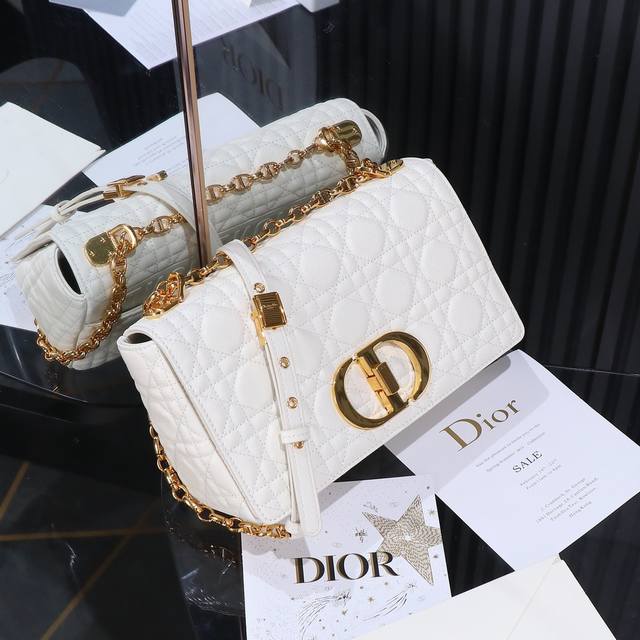 Dior Caro 原厂级别 白色 中号手袋 M9242 迪奥新款链条包令人惊艳采用象牙色牛皮革精心制作 以标志性的藤格纹针脚打造绗缝细节 材质柔软，翻盖饰以复