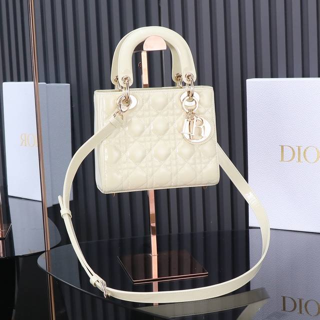 原厂皮 Lady Dior 四格白色漆皮，经典款戴妃包手袋集中体现了 Dior 对典雅和美丽的深刻洞见。精心制作，以藤格纹缉面线打造醒目的绗缝细节，高雅经典的设