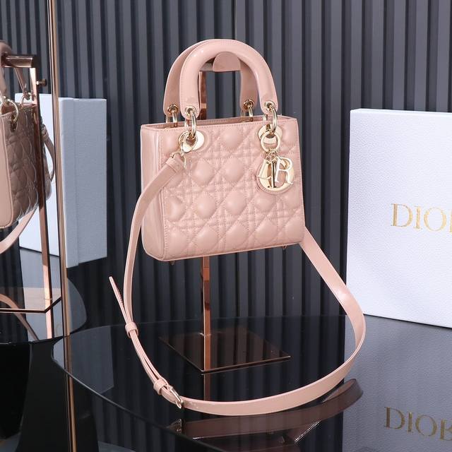 原厂皮 Lady Dior 四格粉色漆皮，经典款戴妃包手袋集中体现了 Dior 对典雅和美丽的深刻洞见。精心制作，以藤格纹缉面线打造醒目的绗缝细节，高雅经典的设
