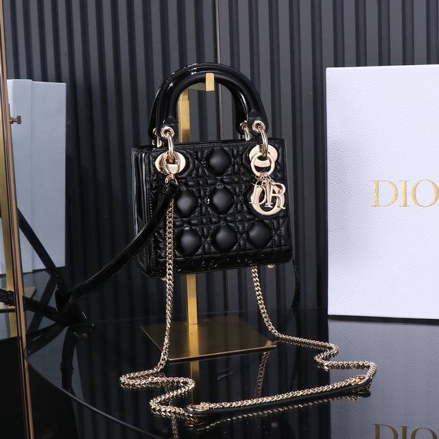 原厂皮配羊绒内里 Lady Dior 三格黑色漆皮，经典款戴妃包手袋集中体现了 Dior 对典雅和美丽的深刻洞见。精心制作，以藤格纹缉面线打造醒目的绗缝细节，高