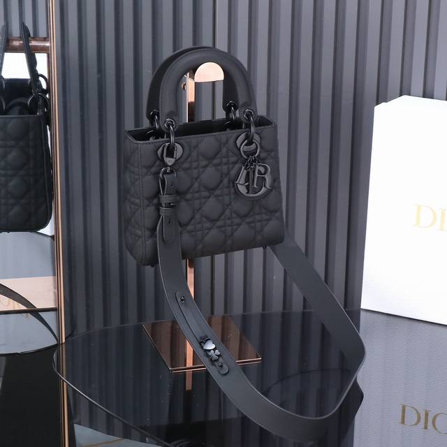 原厂皮 Lady Dior 四格磨砂黑，经典款戴妃包手袋集中体现了 Dior 对典雅和美丽的深刻洞见。精心制作，以藤格纹缉面线打造醒目的绗缝细节，高雅经典的设计 - 点击图像关闭