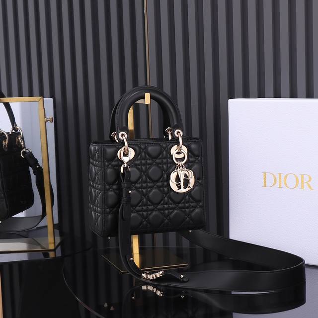 原厂皮 Lady Dior 四格黑色，经典款戴妃包手袋集中体现了 Dior 对典雅和美丽的深刻洞见。精心制作，以藤格纹缉面线打造醒目的绗缝细节，高雅经典的设计经