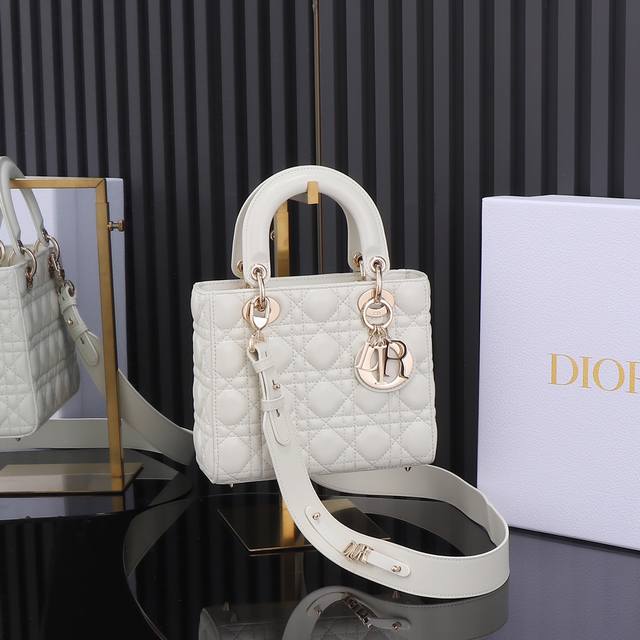 原厂皮 Lady Dior 四格白色，经典款戴妃包手袋集中体现了 Dior 对典雅和美丽的深刻洞见。精心制作，以藤格纹缉面线打造醒目的绗缝细节，高雅经典的设计经