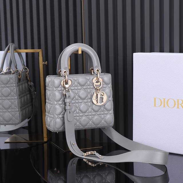 原厂皮 Lady Dior 四格珠光灰，经典款戴妃包手袋集中体现了 Dior 对典雅和美丽的深刻洞见。精心制作，以藤格纹缉面线打造醒目的绗缝细节，高雅经典的设计